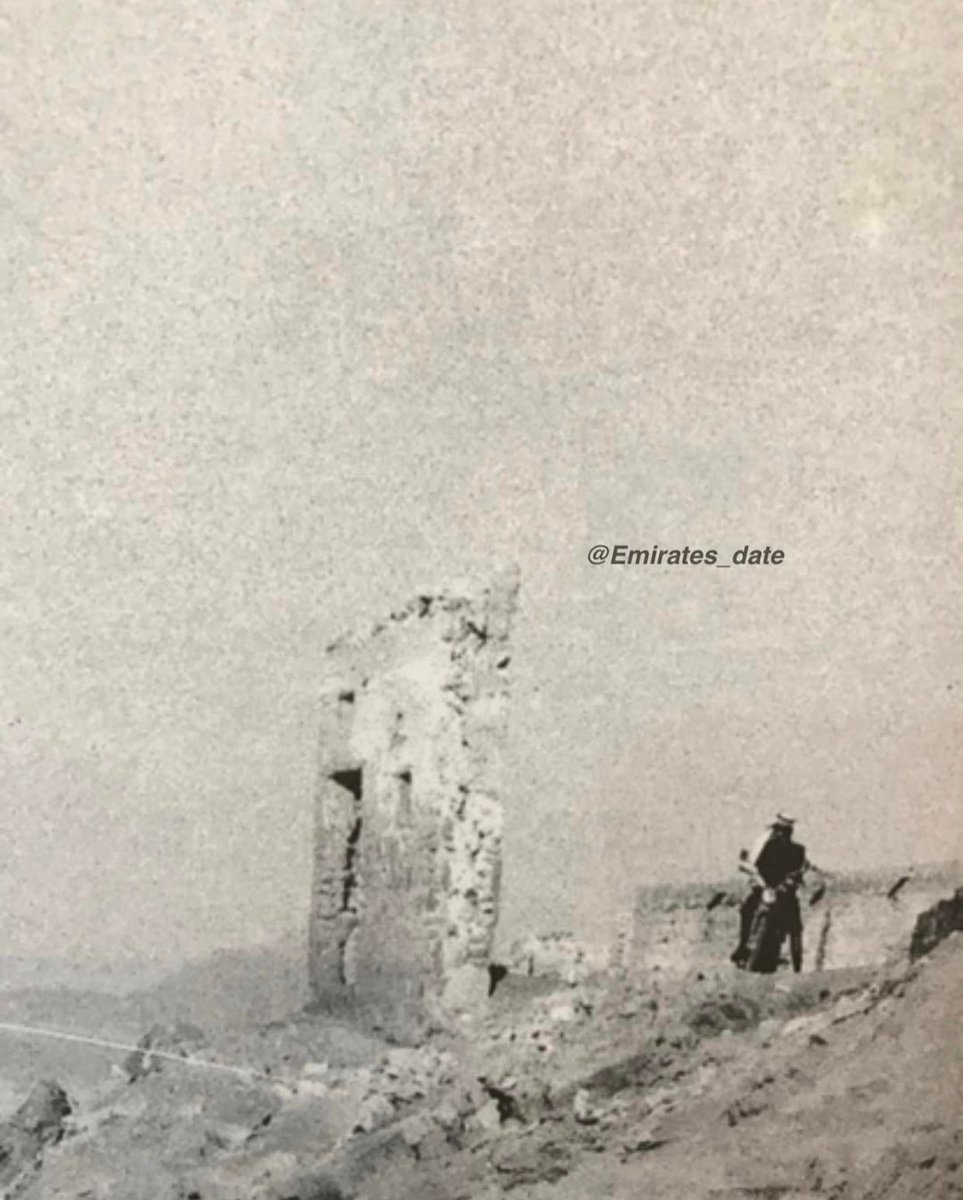 ae_wasl's tweet photo. شو اللي صار في راس الخيمة في النص من شعبان سنة 1957؟ "سنة الطموة"

في هالليلة يوم كانوا اليهال يلفون على البيوت يجمعون حق الليلة، والأهالي يوزعون التمر والحلوى على الجيران وسط أجواء الفرح واللمة الحلوة..

تبدل الحال فجأة!!

بعد صلاة العشا على طول.. ثار البحر وارتفعت أمواجه بشكل ما كان حد متوقعه، وبدت وحدة من أشهر الحوادث اللي عرفتها راس الخيمة اللي سموها "سنة الطموة"