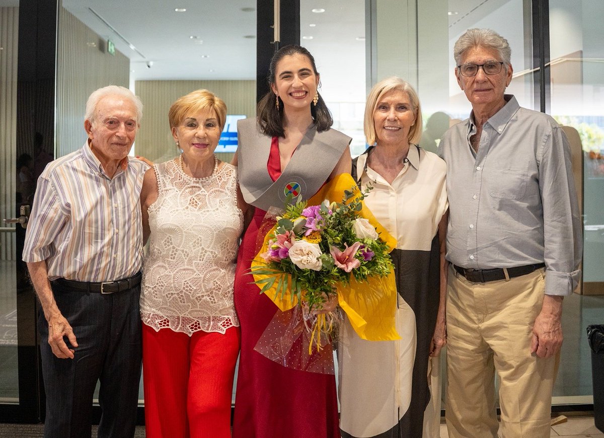 ldance03's tweet photo. Hace un año que soy oficialmente la nieta periodista. También, la hija que dijo que se iba a Madrid pero juraba terminar la otra carrera.

Ayer recibí el Premio Extraordinario por periodismo y ya solo me queda defender el TFG de políticas.

He sido muy muy feliz en la @uchceu💛 https://t.co/pdEdQhpXc5