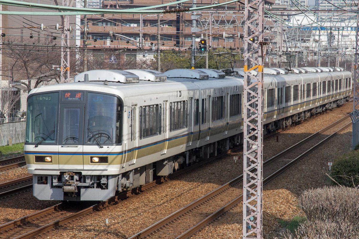 WAU705B's tweet photo. 221系 A1編成【近ホシ】

うぉー！未更新でクーラーが変わっとるー！と興奮気味に撮った写真です。221系未更新車の中で一番最初にクーラーがWAU701B換装されたのは、このA1編成だったと思います。間違っていましたらご容赦下さいませ。 https://t.co/UTmM7O9RoF