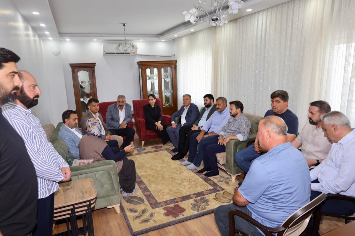 AdemAldemir33's tweet photo. 📍 Tozkoparan Zahit Mahallesi | Tarsus

✅ Şehit Ailesi Ziyareti

İl Yönetim Kurulu Üyelerimiz, Tarsus İlçe Başkanımız Sayın Fevzi İnan ve Tarsus İlçe Teşkilatımızla birlikte, Şehidimiz Oktay Nenni'nin Tozkoparan Zahit Mahallesindeki bizlere emaneti olan kıymetli ailesini ziyaret ederek Cumhurbaşkanımız Sayın Recep Tayyip Erdoğan’ın selamlarını ve muhabbetlerini ilettik.

Şehidimizin ruhu şad, makamı Cennet-i Âlî olsun. 🇹🇷

#AKParti #Mersin
#ŞehitAilesi