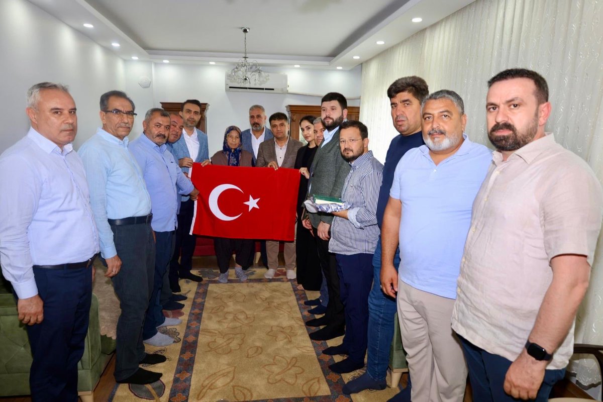 AdemAldemir33's tweet photo. 📍 Tozkoparan Zahit Mahallesi | Tarsus

✅ Şehit Ailesi Ziyareti

İl Yönetim Kurulu Üyelerimiz, Tarsus İlçe Başkanımız Sayın Fevzi İnan ve Tarsus İlçe Teşkilatımızla birlikte, Şehidimiz Oktay Nenni'nin Tozkoparan Zahit Mahallesindeki bizlere emaneti olan kıymetli ailesini ziyaret ederek Cumhurbaşkanımız Sayın Recep Tayyip Erdoğan’ın selamlarını ve muhabbetlerini ilettik.

Şehidimizin ruhu şad, makamı Cennet-i Âlî olsun. 🇹🇷

#AKParti #Mersin
#ŞehitAilesi
