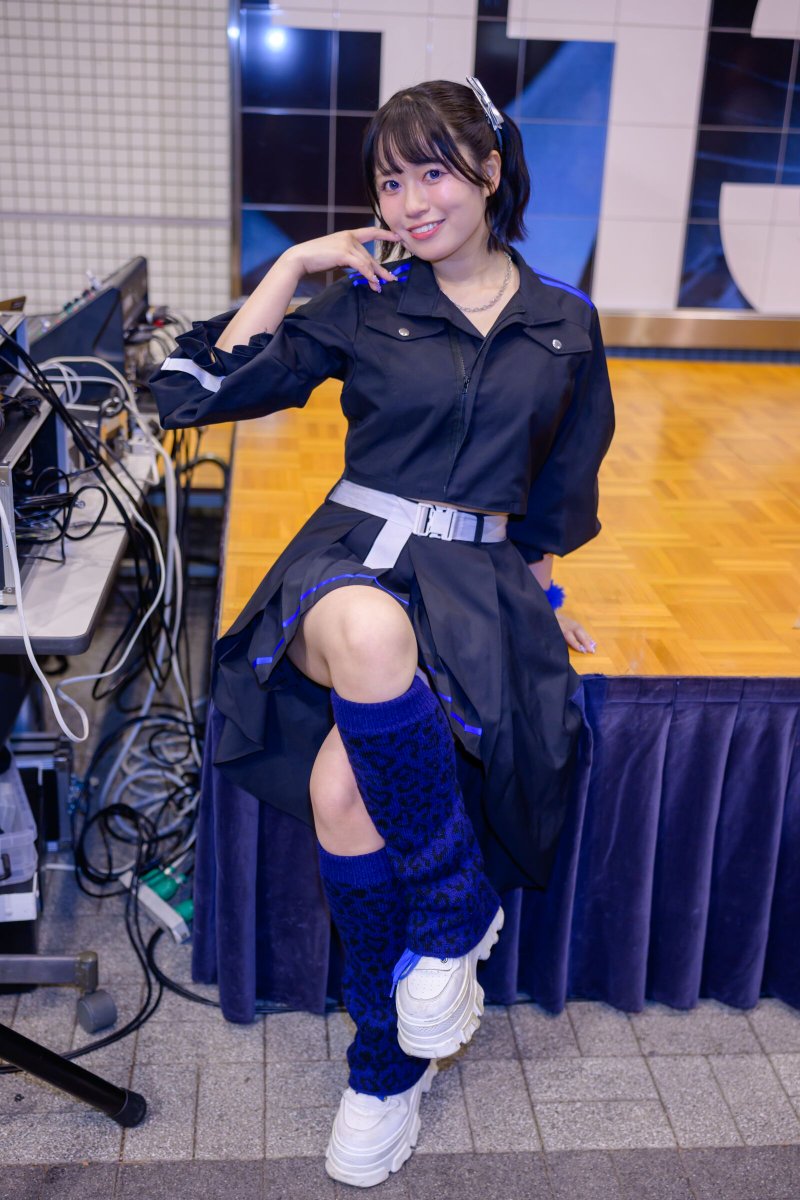 Pontam11's tweet photo. 2026/6/3 #アイドル頂DASH @浜松町文化放送サテライト広場
#SIR777

この写真を現像するまで気づきませんでしたが、
昨日の浜松町には青い目の方が外国からいらしていたようで👁️
帰国子女でしたっけ??🙄

#高橋しよは💙ちゃん @shiyoha_448 https://t.co/ZDaurfwDAP