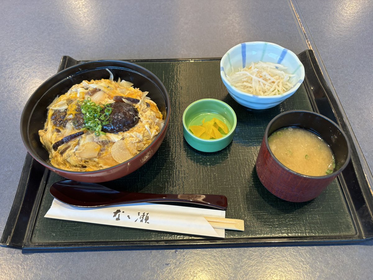 ozbone0728's tweet photo. 九州グルメ旅行記⑬

レストラン ななせ（大分）

大分空港にあるレストラン。
旅の締めに名物「しいたけ丼」をいただきました！

親子丼の鶏肉が全て椎茸になった丼。甘いタレと卵に絡んだ椎茸が美味しかったです😋

https://t.co/dlGblH4LAq
大分空港で大分名物を一通り楽しめます！

九州グルメもこれで全てです！ありがとうございました！

#九州グルメ旅行記