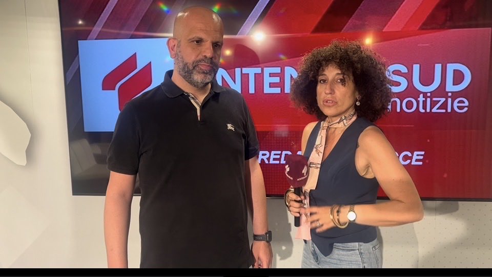 PressEcomunicaz's tweet photo. Oggi ospiti in studio! 🎙️📺

#MariaTeresaCarrozzo #AntennaSud #OspitiInStudio #TalkShow #Approfondimento #Intervista #Informazione #Attualità #Cronaca #Politica #Giustizia #Territorio #Salento #Puglia #InDiretta #TV #Televisione #News #Giornalismo #StudioTelevisivo https://t.co/Edcll1WNSL