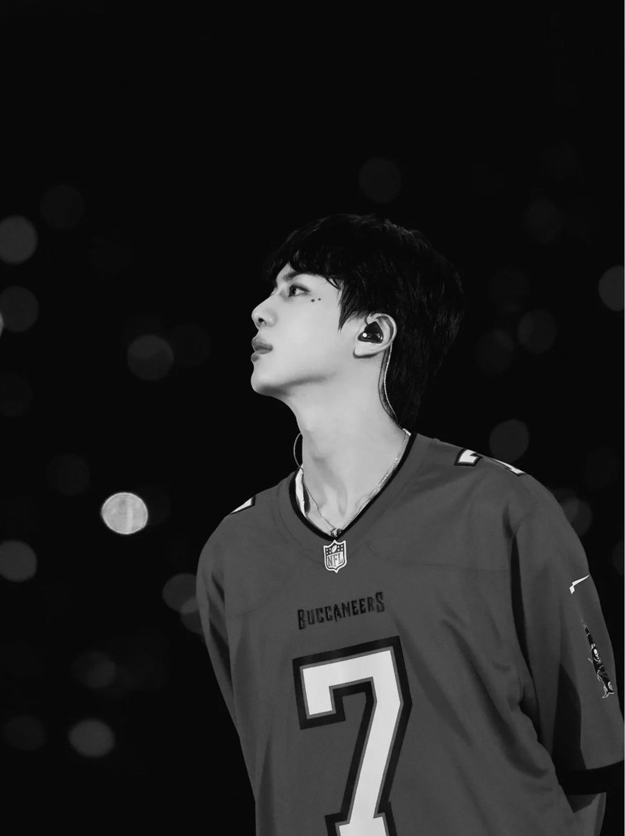 thvu95's tweet photo. How about a 7 jersey for london merch @HYBE_MERCH @bts_bighit 👀🙏🏼 https://t.co/zORLbvisGm