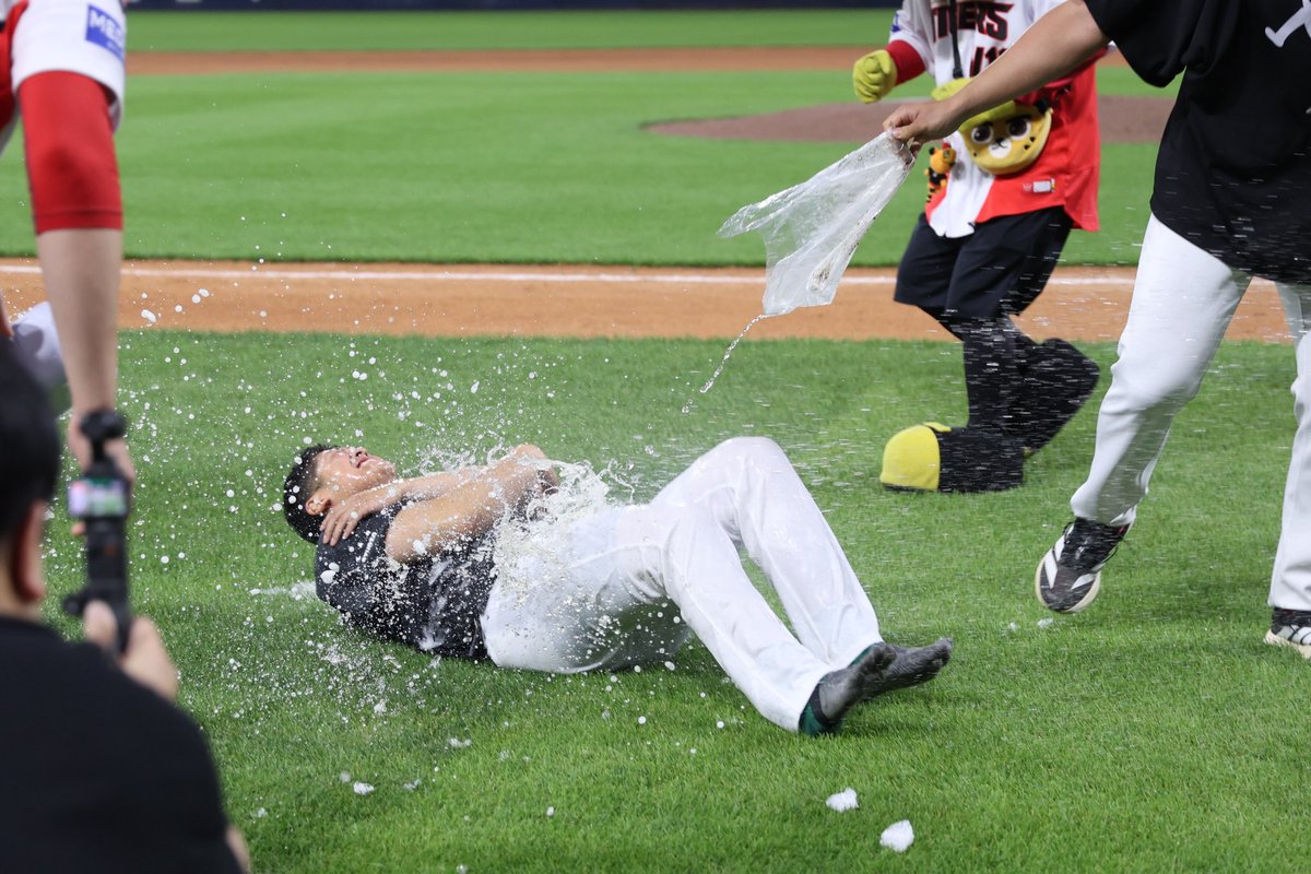 Kiatigers's tweet photo. 투수조의 진심 가득 담긴 축하
시라카와의 물세례 후기

"이렇게 물 맞아본 건 처음입니다. 몸에서 차(茶) 향기가 나요." https://t.co/yuiZSW0rYm