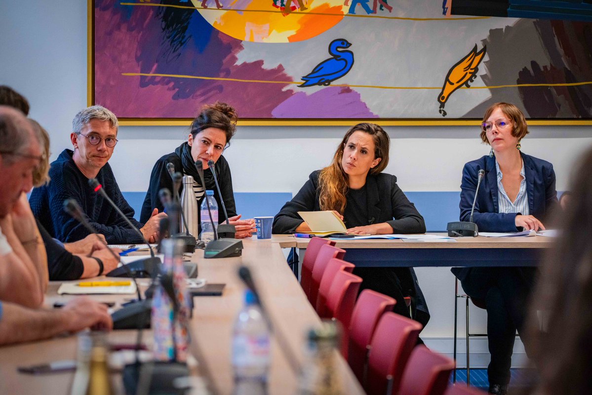 Clemence_Guette's tweet photo. Contre l'empire Bolloré et sa prédation sur les imaginaires et la création : mobilisation.

Au colloque organisé par @S_Legrain aujourd'hui à l'Assemblée nationale, avec des dizaines de professionnels du cinéma, signataires de la tribune Zapper Bolloré. 

Pour la liberté de création et la déconcentration des médias, du cinéma, de l'édition, le travail avance.