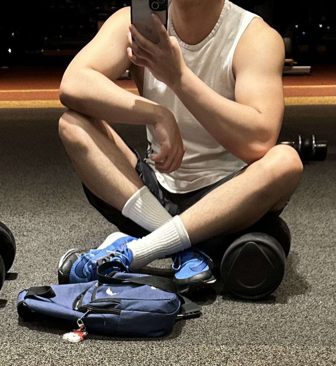 Deadwolf_0307's tweet photo. 這個健身房的燈光真的很顯肌肉🥹🥹
可惜身旁有人沒辦法脫…

（還有對我該練腿了） https://t.co/Jv63q89aIC
