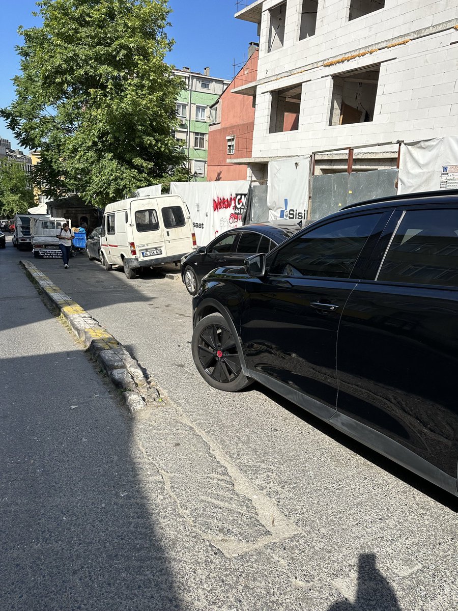 irriteseboreik's tweet photo. hem yolu kapatmış hem de tekeri öyle bir pozisyonda park etmiş ki bebek arabası bile geçemiyor! tabi kaldırım çoktan ihlal edilmiş. Bir şeyler yapacak mısınız? @IBBcozummerkezi @TrafikEgm @ibbzabita @4444154 https://t.co/QxNDwMOjHy