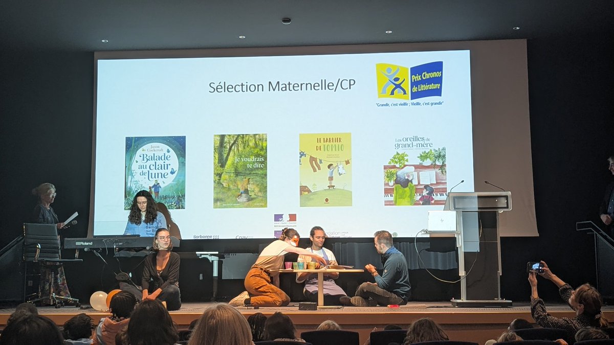 PrixChronos's tweet photo. Remise des #PrixChronos
Les étudiants de la Sorbonne Nouvelle nous illustrent la sélection à travers une saynète.🎭
Simon Bréan, directeur du département LLFL, annonce le lauréat Maternelle/CP : "Je voudrais te dire" de Jean-François Sénéchal, qui vous remercie depuis le Canada🇨🇦 https://t.co/pAj2C95YQ3