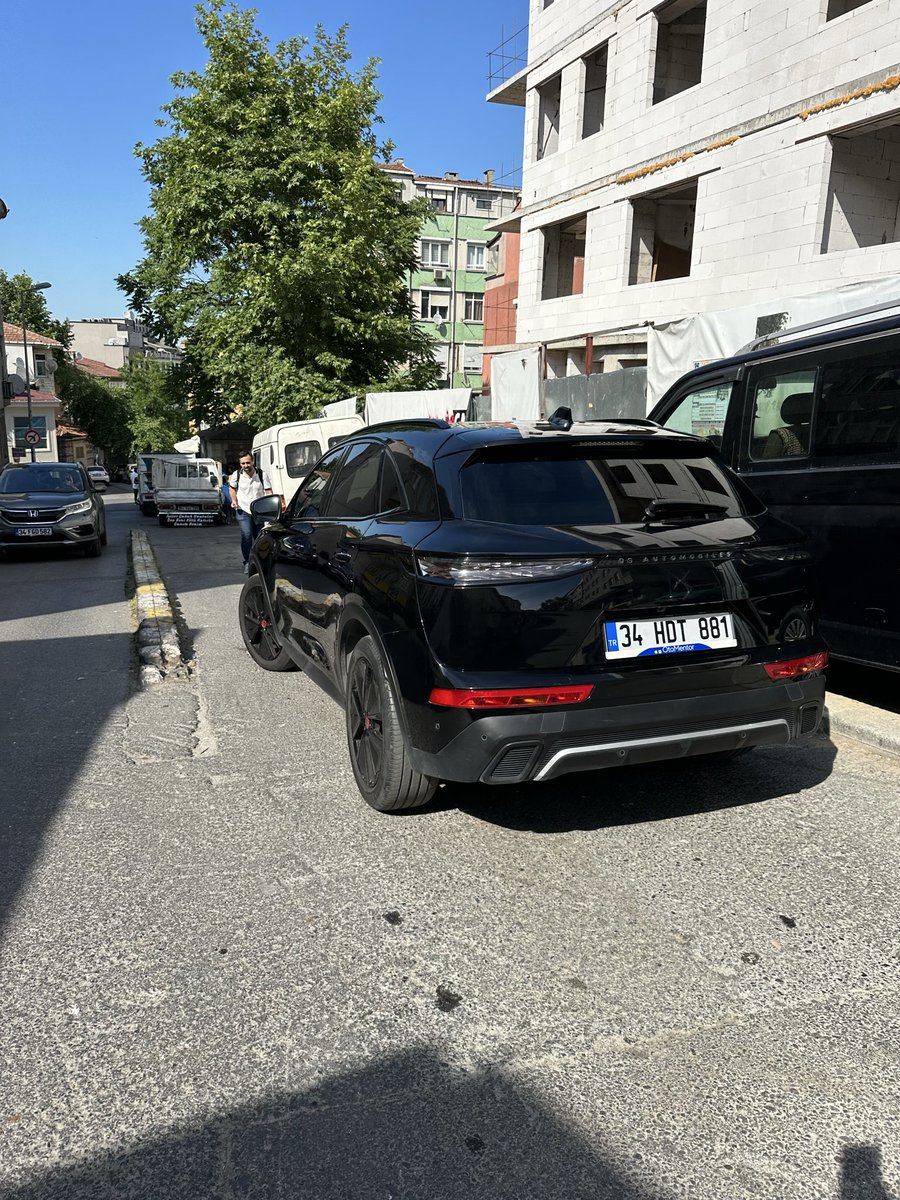 irriteseboreik's tweet photo. hem yolu kapatmış hem de tekeri öyle bir pozisyonda park etmiş ki bebek arabası bile geçemiyor! tabi kaldırım çoktan ihlal edilmiş. Bir şeyler yapacak mısınız? @IBBcozummerkezi @TrafikEgm @ibbzabita @4444154 https://t.co/QxNDwMOjHy