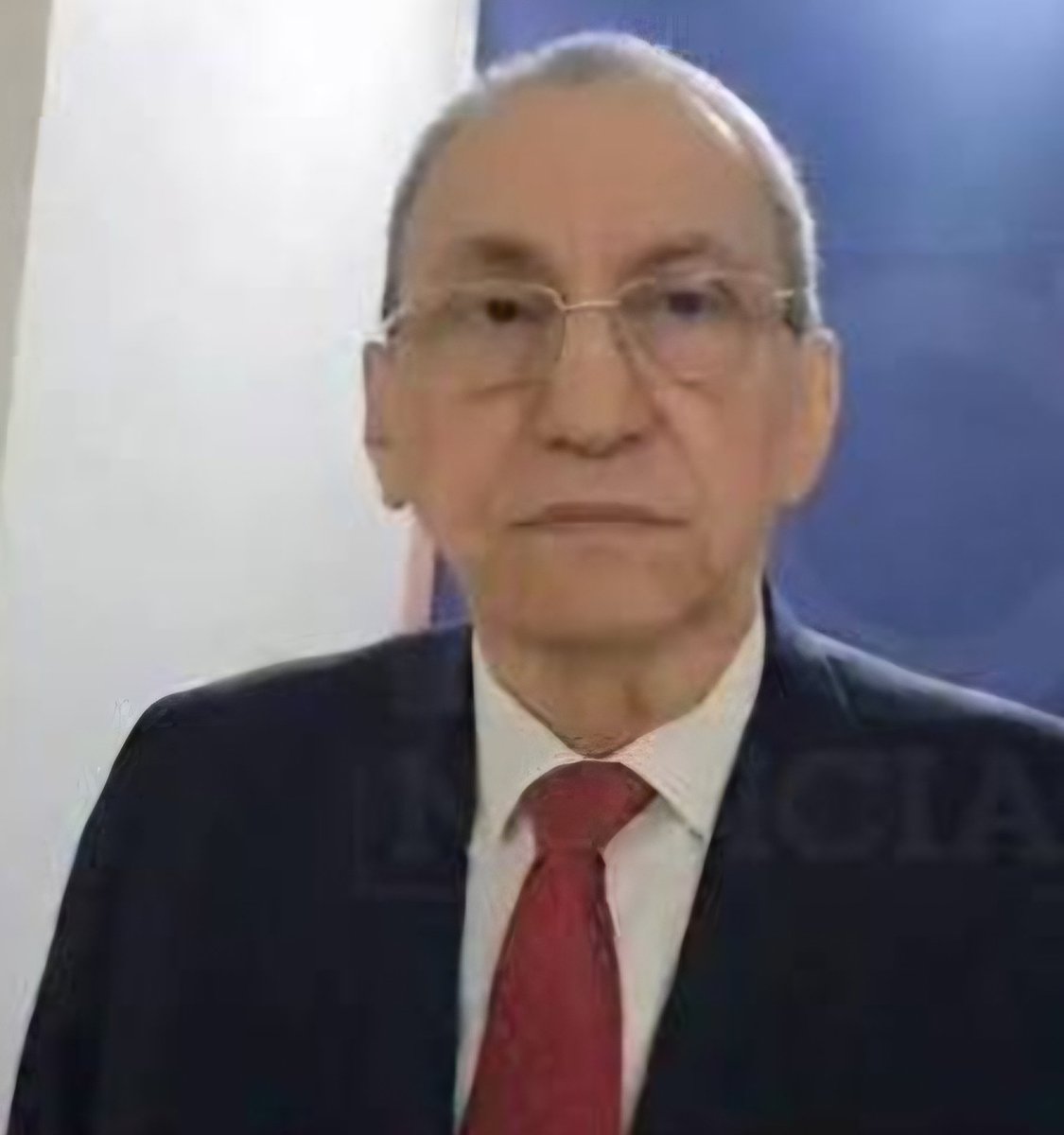 johhnyarrendel's tweet photo. Después de presidir la Suprema Corte de Justicia, de encarnar durante años uno de los Poderes del Estado y de retirarse con la frente en alto, Jorge Subero Isa regresa al servicio público... para presidir una comisión que estudie la factibilidad de un estadio de béisbol. De juez supremo a promotor de la pelota. Una figura que debio elegir el magisterio, las conferencias magistrales o el retiro digno, opta por un cargo opaco de consultor y comisiones de bajo perfil. ¿Esto es lo que queda de una trayectoria que marcó la justicia dominicana? Triste descenso. #SuberoIsa #PoderJudicial #RetiroDigno #JusticiaDominicana @jorgesuberoisa