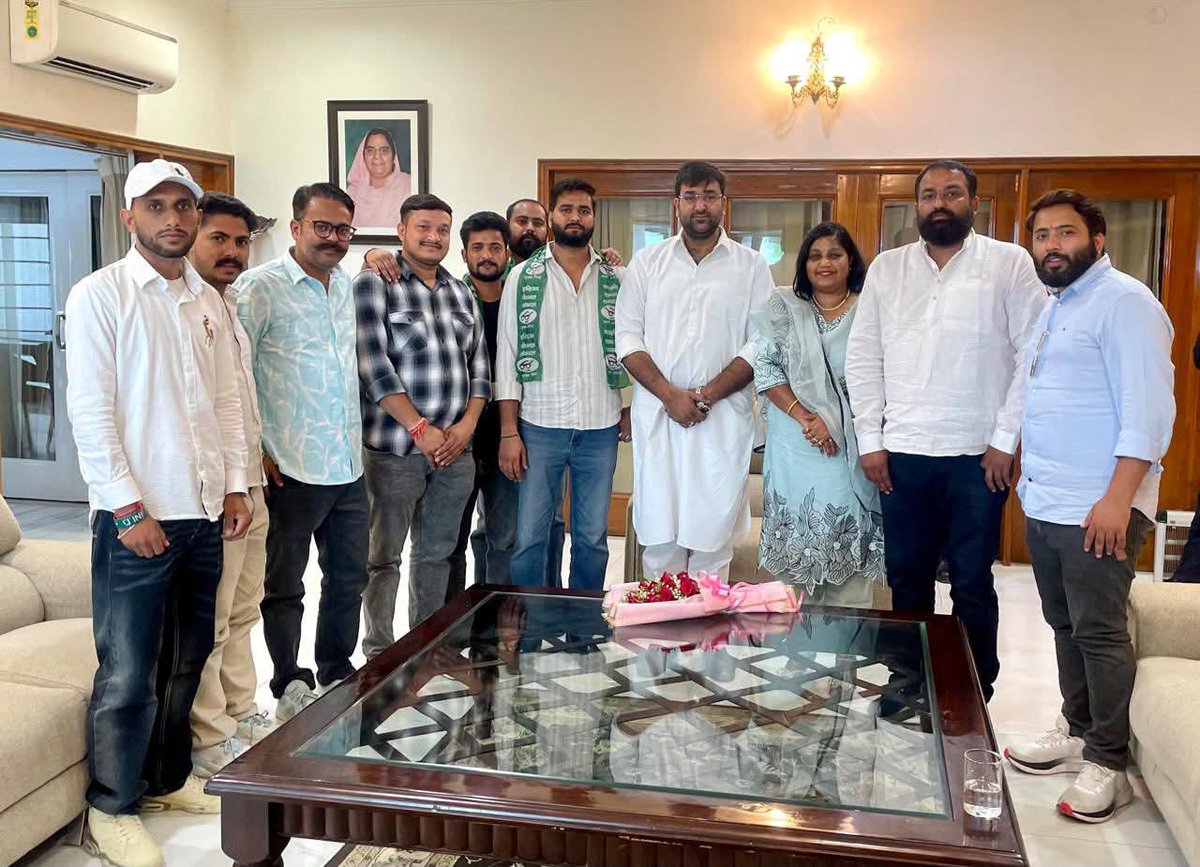 OfficialINLD's tweet photo. युवाओं का बढ़ता विश्वास, इनेलो का मजबूत होता जनाधार

आज पार्टी कार्यालय में विधायक अर्जुन सिंह चौटाला जी की उपस्थिति में इनेलो प्रदेश प्रवक्ता एवं महिला प्रदेश महासचिव श्रीमती इंदु परमार जी, युवा प्रदेश महासचिव बंटी तंवर तिगड़ाना जी और  इनेलो छात्र संगठन प्रदेशाध्यक्ष साहिलदीप कसवां जी के अथक प्रयासों से लंबे समय से छात्र राजनीति में सक्रिय 
इनसो जिला चेयरमैन नितिन सैन (भिवानी) ने अपने साथियों मनदीप तिगड़ाना जी और अजय सावड़ जी के साथ इंडियन नेशनल लोकदल परिवार में अपनी आस्था व्यक्त करते हुए पार्टी की नीतियों एवं विचारधारा में विश्वास जताया।

इंडियन नेशनल लोकदल परिवार की ओर से आप सभी का हार्दिक स्वागत एवं अभिनंदन। पार्टी को विश्वास है कि आपकी ऊर्जा, संघर्षशीलता, संगठनात्मक क्षमता तथा युवाओं के बीच आपकी मजबूत पकड़ संगठन को और अधिक सशक्त बनाने में महत्वपूर्ण भूमिका निभाएगी। पार्टी में आपको पूरा मान-सम्मान एवं जिम्मेदारी के अनुरूप अवसर प्रदान किए जाएंगे।

आज प्रदेश का युवा वर्ग यह भली-भांति समझ चुका है कि किसानों, मजदूरों, कर्मचारियों, व्यापारियों, छात्रों एवं आमजन के हितों की लड़ाई मजबूती और निरंतरता के साथ यदि कोई राजनीतिक दल लड़ रहा है, तो वह इंडियन नेशनल लोकदल है। युवाओं का लगातार इनेलो से जुड़ना इस बात का प्रमाण है कि प्रदेश में परिवर्तन की मजबूत लहर चल पड़ी है और हरियाणा की जनता एक सकारात्मक एवं जनहितैषी विकल्प के रूप में इनेलो की ओर आशा भरी नजरों से देख रही है।