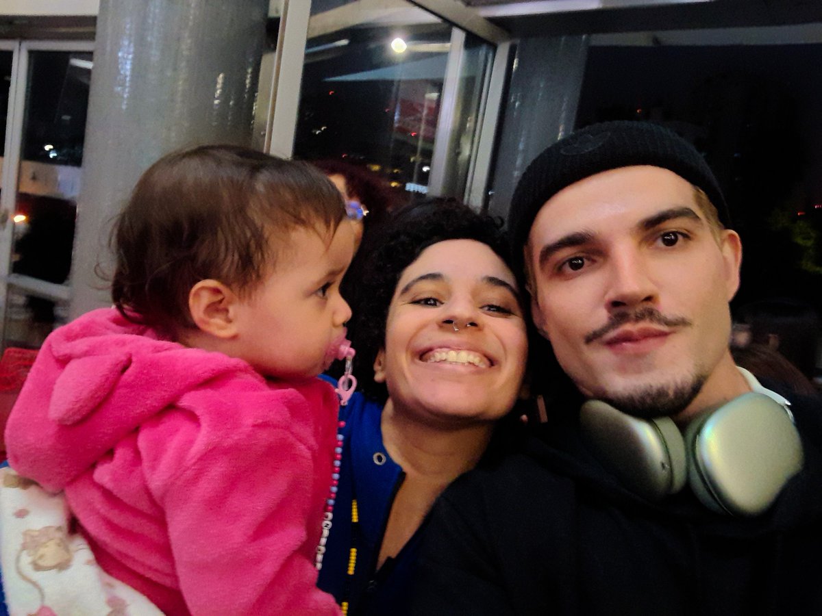 doqvctemedo's tweet photo. Só pra avisar gente tem 6 anos que trabalho como figurante do Jão kkkk ele me paga pra ser fã dele https://t.co/LR67HD6A5I