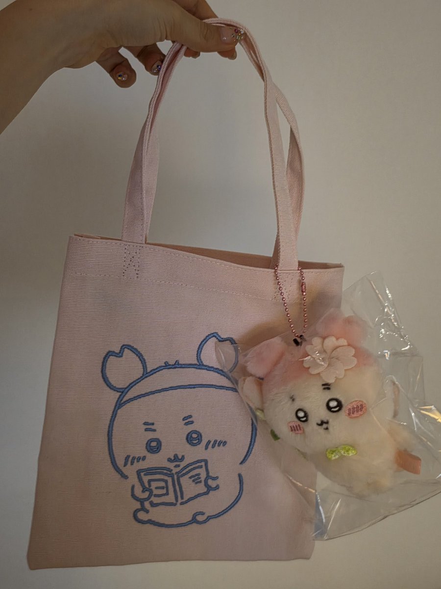 sserapics's tweet photo. #SAKURA weverse dm update 

: Today, I went to the Chiikawa shop for the first time in forever,
and there was a Kani-chan reading a book.
: I saw the tote bag and instantly thought, “This one is literally made for me!” so I bought it yoon~ ♡​​​​​​​​​​​​​​​​​​​​​​​​​​​​​​​​​​​​​​​​​​​​​​​​​​
: I’m gonna put my books in this and carry it around too~
: The sakura-wash Kani-chan, I’m seriously so grateful! ♡