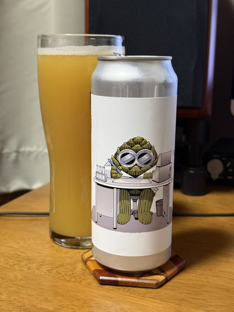 office_acer's tweet photo. ここ2年程は誕生日には日本酒を開けていたのだけど今年はクラフトビール、昨日に引き続きWest Coast Brewingの「Dr. DANKNESS」。
ダンクネスの名前どおり、甘口トロピカルながら後味は草っぽくてドライ。 https://t.co/hkQ7DqJ3g0