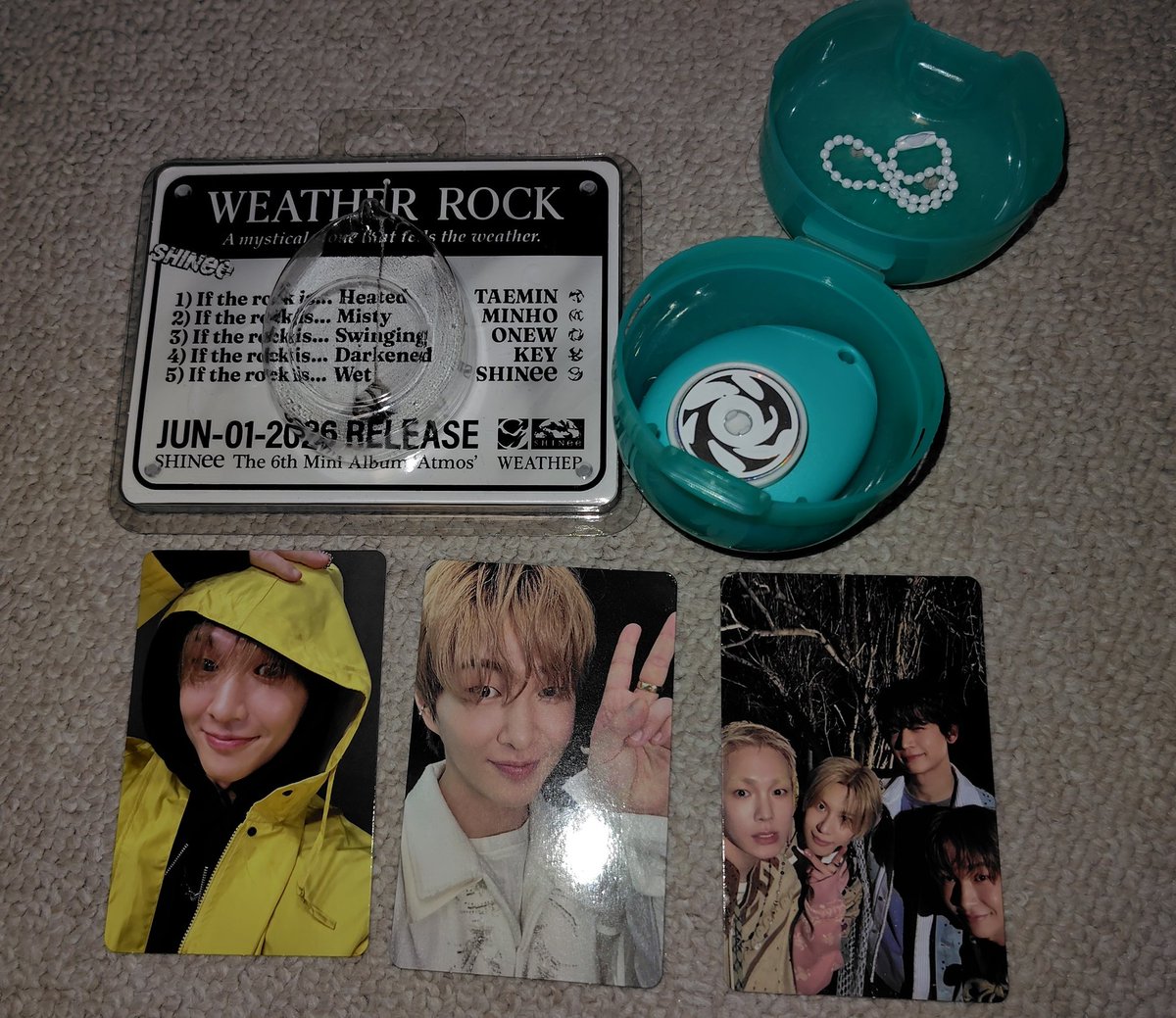 kokage64's tweet photo. SHINee　最新アルバムお譲りします
譲　:『Atmos』[Weather Rock Ver.]
ソウルで購入したラキドロ(レインコート)のトレカ付き
本体含めてオニュセットです！
求　:3200円
※本体は未再生
※6/5、6/7ベルーナドームで手渡しさせていただきます
ご希望の方はDMまたはリプお願いします🙇 https://t.co/UBnJUZKoA2