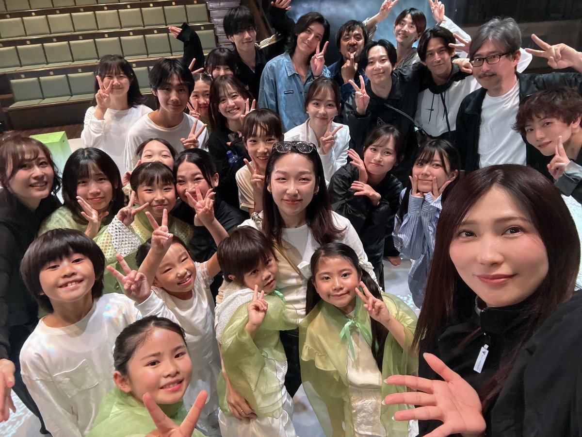 take0ito's tweet photo. 初日の2公演無事に終わりました。
評判がとても良い作品です。
まだチケットもご用意出来るみたいなのでぜひ劇場にいらしてください！

みんなで撮ってもらった写真と帰り道の写真を添えて。

#あのライ2026 https://t.co/siqK54kQlB