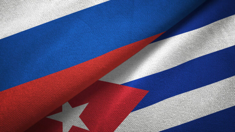 cadenagramonte's tweet photo. 🇷🇺🤝🇨🇺 "Saldremos como hermanos, hombro con hombro": Rusia reitera su apoyo a Cuba en el Foro de San Petersburgo, condena el bloqueo de EE.UU. y envía respeto a Raúl Castro en sus 95 años. #RusiaCuba #Solidaridad https://t.co/buKy6XYGZH