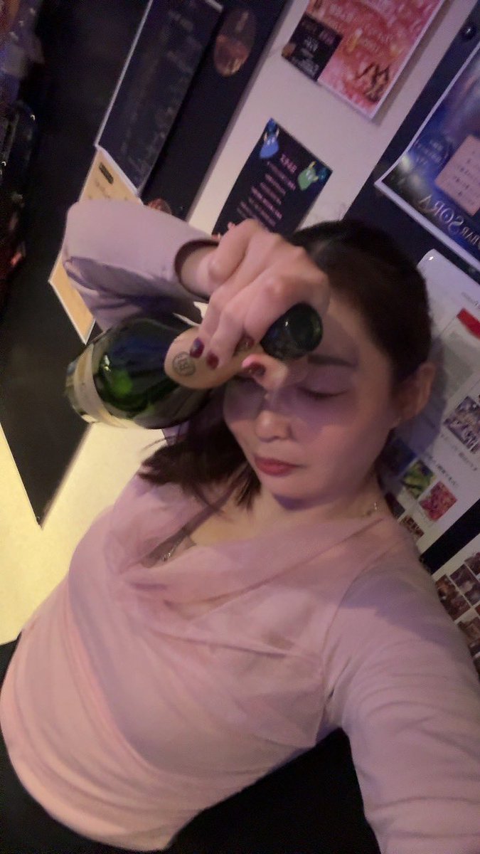 sora400800's tweet photo. 明日バースデー来れない方が続々来店！
5分だけと言いながらシャンパン🍾ありがとうございます！ https://t.co/gNVflHyOC4