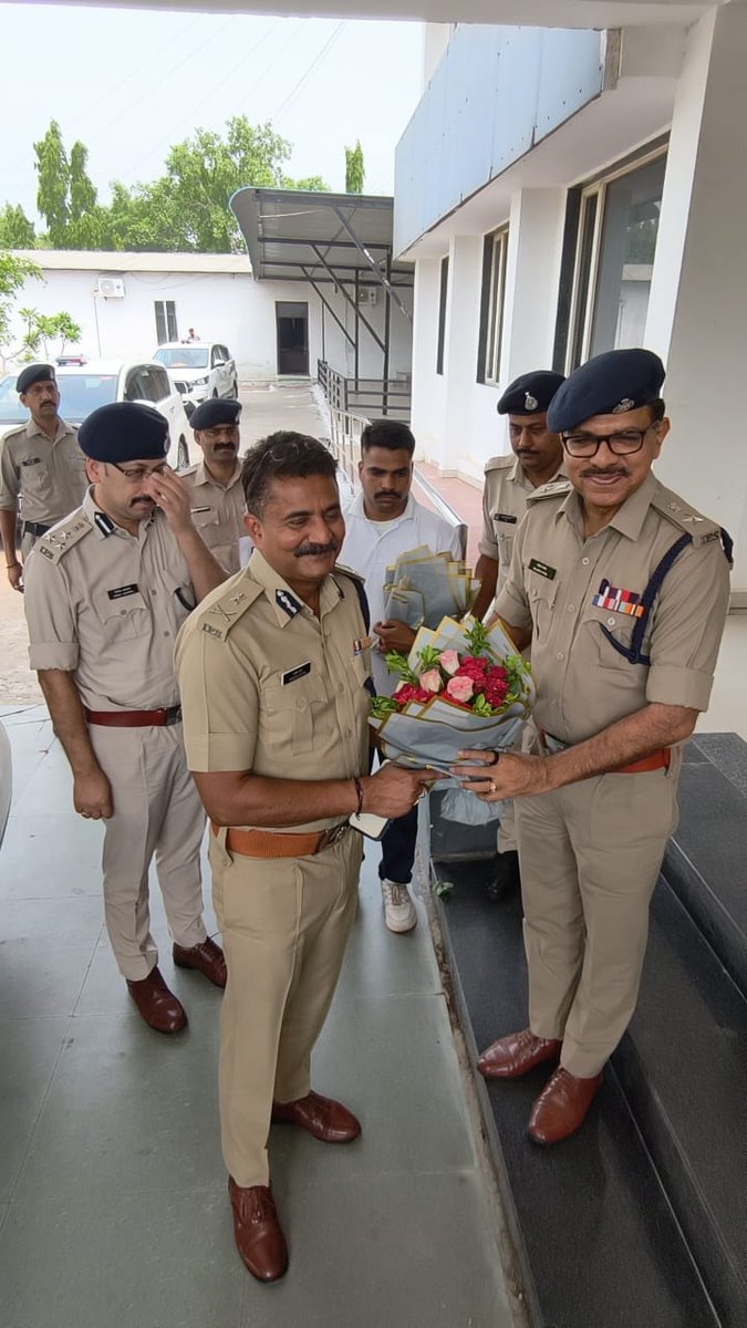 SP_Neemuch's tweet photo. अतिरिक्त पुलिस महानिदेषक उज्जैन जोन श्री राकेश गुप्ता एवं पुलिस उप महानिरीक्षक रतलाम रेंज श्री निमिष अग्रवाल का जिला नीमच भ्रमण, कानून व्यवस्था एवं अपराधों को दृष्टिगत् रखते हुए पुलिस अधिकारियों की ली बैठक, पुलिस कन्ट्रोल रूम का किया भ्रमण @CMMadhyaPradesh @DGP_MP @MPPoliceDeptt https://t.co/8XXSbE8sNJ