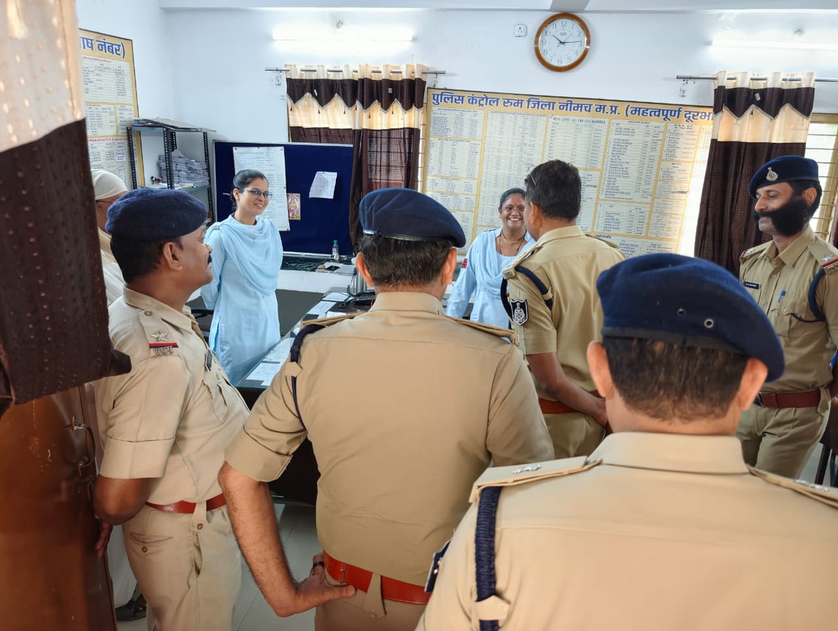 SP_Neemuch's tweet photo. अतिरिक्त पुलिस महानिदेषक उज्जैन जोन श्री राकेश गुप्ता एवं पुलिस उप महानिरीक्षक रतलाम रेंज श्री निमिष अग्रवाल का जिला नीमच भ्रमण, कानून व्यवस्था एवं अपराधों को दृष्टिगत् रखते हुए पुलिस अधिकारियों की ली बैठक, पुलिस कन्ट्रोल रूम का किया भ्रमण @CMMadhyaPradesh @DGP_MP @MPPoliceDeptt https://t.co/8XXSbE8sNJ