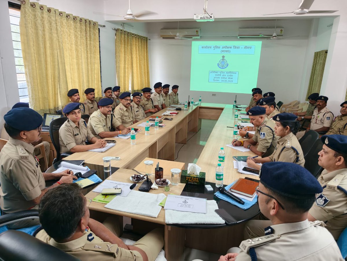SP_Neemuch's tweet photo. अतिरिक्त पुलिस महानिदेषक उज्जैन जोन श्री राकेश गुप्ता एवं पुलिस उप महानिरीक्षक रतलाम रेंज श्री निमिष अग्रवाल का जिला नीमच भ्रमण, कानून व्यवस्था एवं अपराधों को दृष्टिगत् रखते हुए पुलिस अधिकारियों की ली बैठक, पुलिस कन्ट्रोल रूम का किया भ्रमण @CMMadhyaPradesh @DGP_MP @MPPoliceDeptt https://t.co/8XXSbE8sNJ
