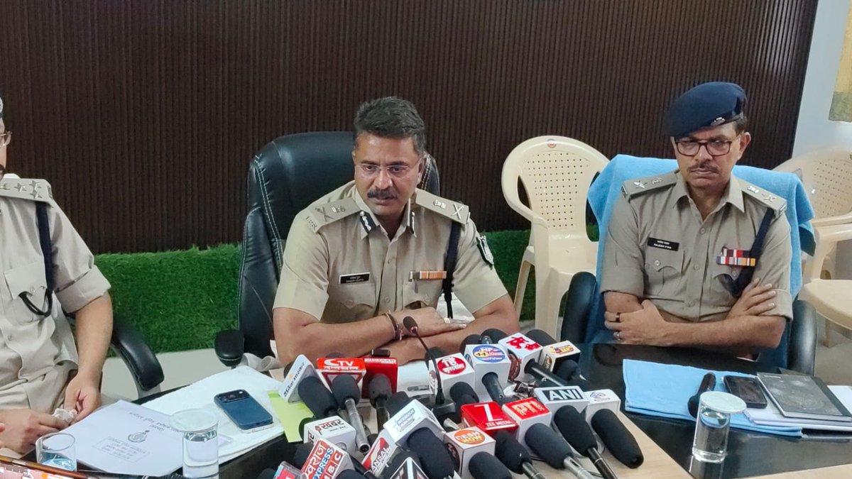 SP_Neemuch's tweet photo. अतिरिक्त पुलिस महानिदेषक उज्जैन जोन श्री राकेश गुप्ता एवं पुलिस उप महानिरीक्षक रतलाम रेंज श्री निमिष अग्रवाल का जिला नीमच भ्रमण, कानून व्यवस्था एवं अपराधों को दृष्टिगत् रखते हुए पुलिस अधिकारियों की ली बैठक, पुलिस कन्ट्रोल रूम का किया भ्रमण @CMMadhyaPradesh @DGP_MP @MPPoliceDeptt https://t.co/8XXSbE8sNJ