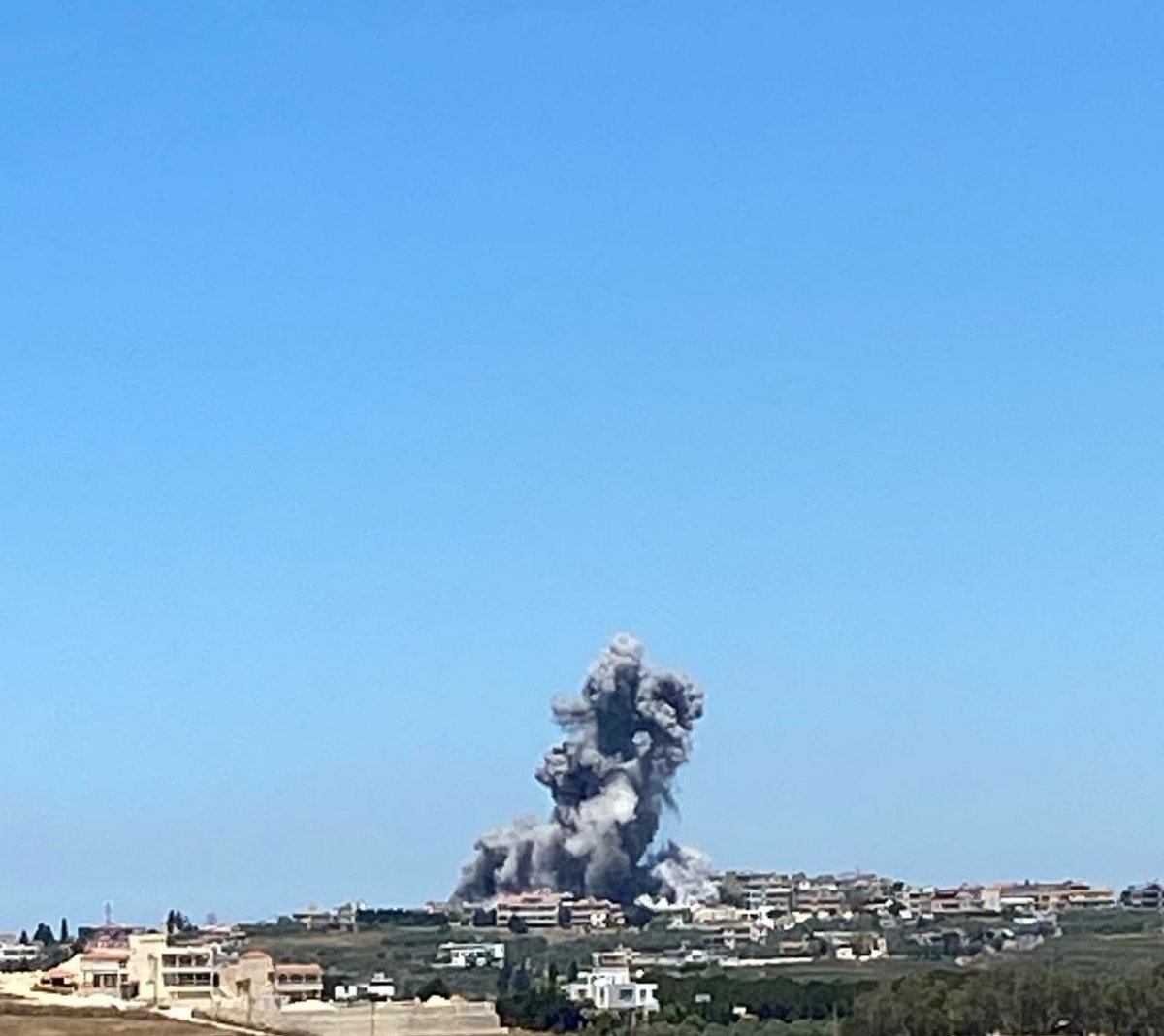 Conflict_Radar's tweet photo. Intense Israeli airstrikes in southern Lebanon in recent hours https://t.co/sO9Go0F4Qt
