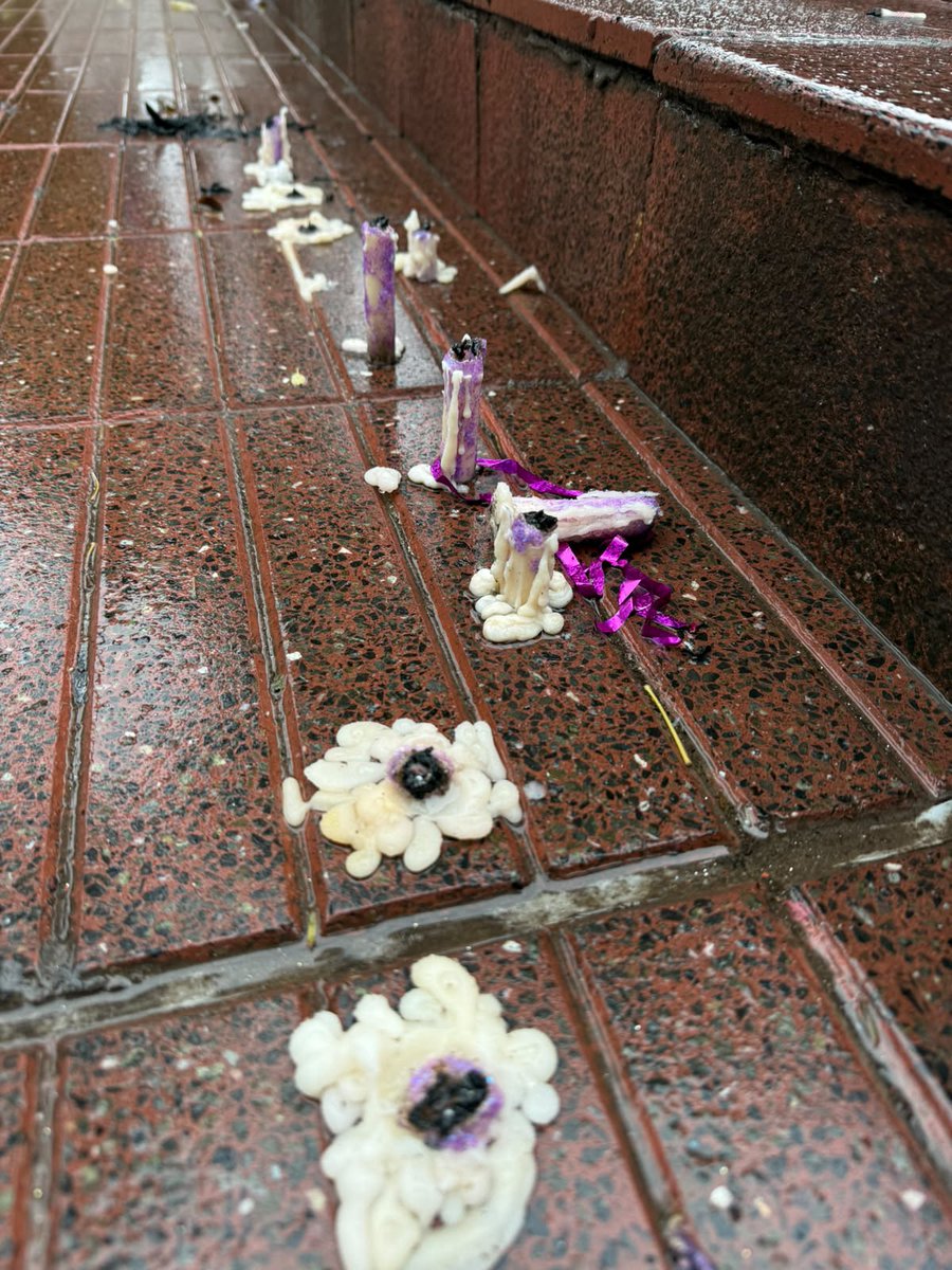 unpezcualquiera's tweet photo. Quedaron las cosas de la marcha en la plaza porque desde anoche que no para de llover. Es un paisaje lindo y desolador al mismo tiempo. https://t.co/95I1pc5P51