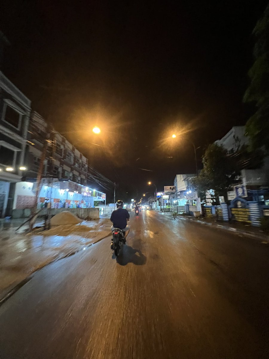 APOCALYPFORSALE's tweet photo. ujan udah agak redah, ga laper tapi mulut pengen ngunyah, cek gofood bah mahal pas bokek kek gini aowowwko, 

dimsum+pempek ���🏻 https://t.co/rFw98qUdK5