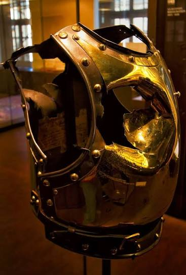 HexxusMega's tweet photo. @BrassKickerLLC @CaptinAmerika1 I saw this at the infantry museum decades ago.  Same feel, but real.  

Napoleonic dude caught a cannon ball. https://t.co/CX01P5lM86