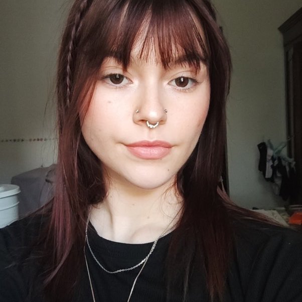 coryleguen's tweet photo. [TW féminicide]

Elle s’appelait Jeanne. 
Elle avait 21 ans. 

L’hypothèse du suic*de avait d’abord été privilégiée avant d’être remise en question par Justine, une amie de Jeanne, qui a relevé plusieurs « incohérences ». 

Le parquet a annoncé la requalification de l’enquête sur la mort de Jeanne en « homicide par conjoint ». 

Le suspect, Florian, un homme que Jeanne fréquentait, s’est donné la mort.

Paix à votre âme, Madame. 🕊️