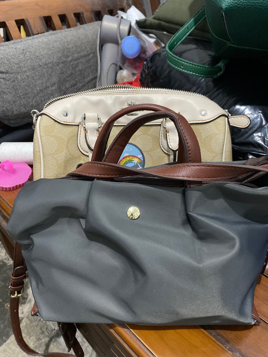 cherybombshells's tweet photo. guys mau nanya dehh soalnya temenku ga punya twitter. 

Buat konseran besok kalo mau pake tas yg pertama boleh ga yaa? atau better tas 2 (yg krem) apa tas 3 (depannya)? 

Help saran yaaa. makasiii https://t.co/xNVZjGIL1a