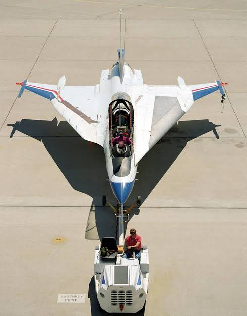 _yf23_'s tweet photo. NASA's F-16XL Ship #2 
On left wing, they placed a titanium glove with more than 10 million holes and a suction system underneath to pull in the unstable boundary layer, preventing it from becoming turbulent and maintaining laminar flow over the wing https://t.co/J320P1qSeW