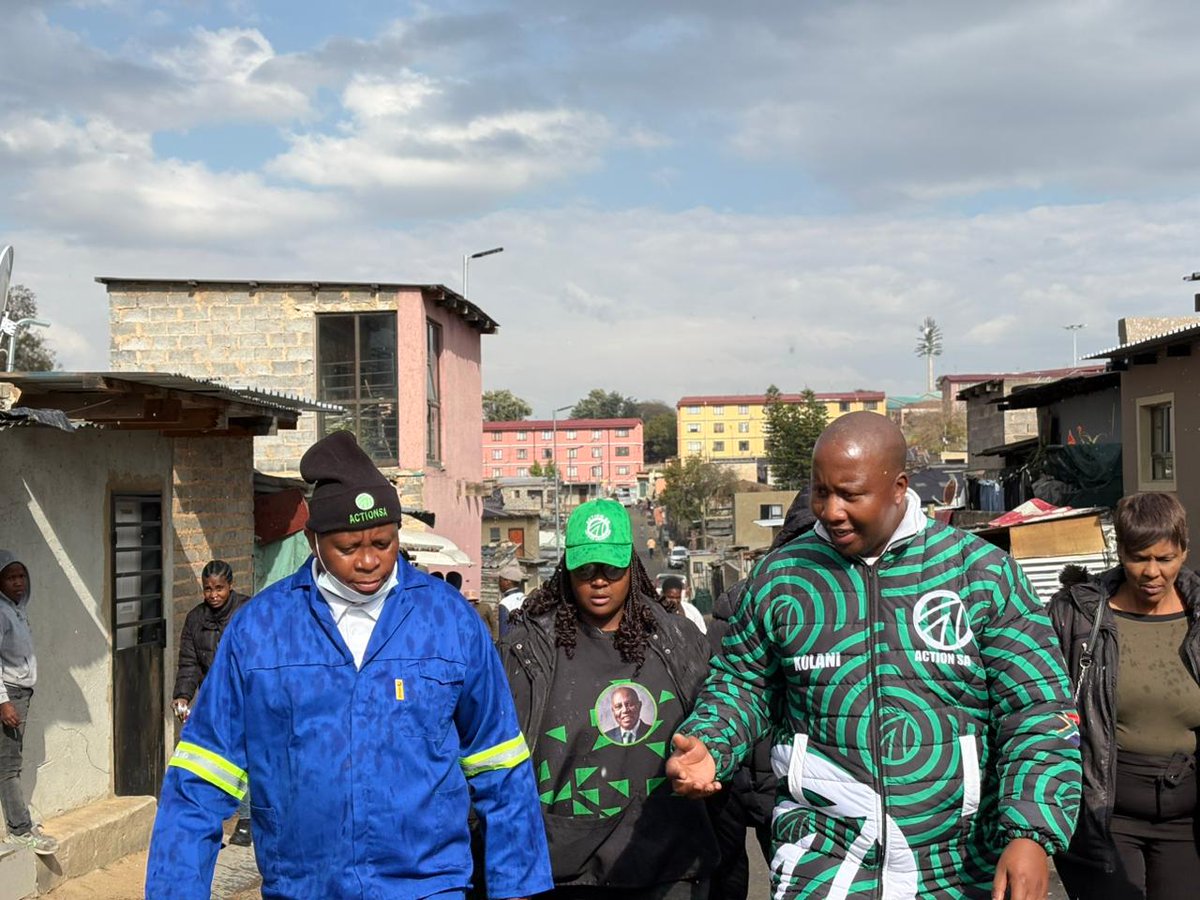 Action4SA's tweet photo. We continue with our #AReSebetseng 2.0 activities in Alexandra - bringing communities together to clean and restore pride where they live.

Originally launched in 2017 by @HermanMashaba, the campaign will be rolled out to communities across Joburg.

#OperationFixJoburg https://t.co/tmey6rk8GQ