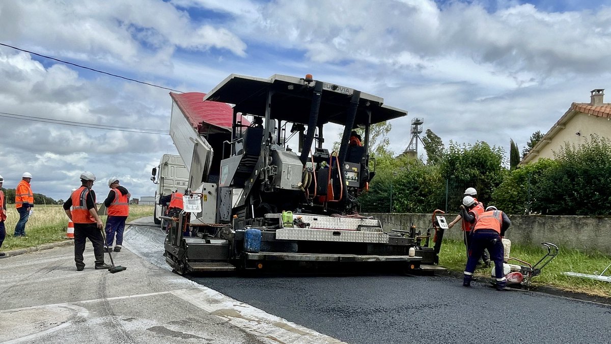 departement86's tweet photo. #Routes | Une nouvelle chaussée à Quincay 👀

Le Département a réalisé des travaux de réhabilitation de la couche de roulement sur la RD 30A avec 780 tonnes enrobés tièdes 🙌

✅ Remédier aux nombreuses fissures et formations contrastées sur la chaussée pour amélioré la circulation de usagers

🤝 Une opération qui s’élève à 107 500€ financée par le Département