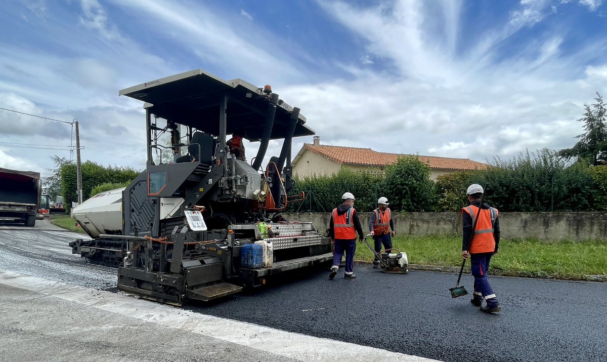 departement86's tweet photo. #Routes | Une nouvelle chaussée à Quincay 👀

Le Département a réalisé des travaux de réhabilitation de la couche de roulement sur la RD 30A avec 780 tonnes enrobés tièdes 🙌

✅ Remédier aux nombreuses fissures et formations contrastées sur la chaussée pour amélioré la circulation de usagers

🤝 Une opération qui s’élève à 107 500€ financée par le Département