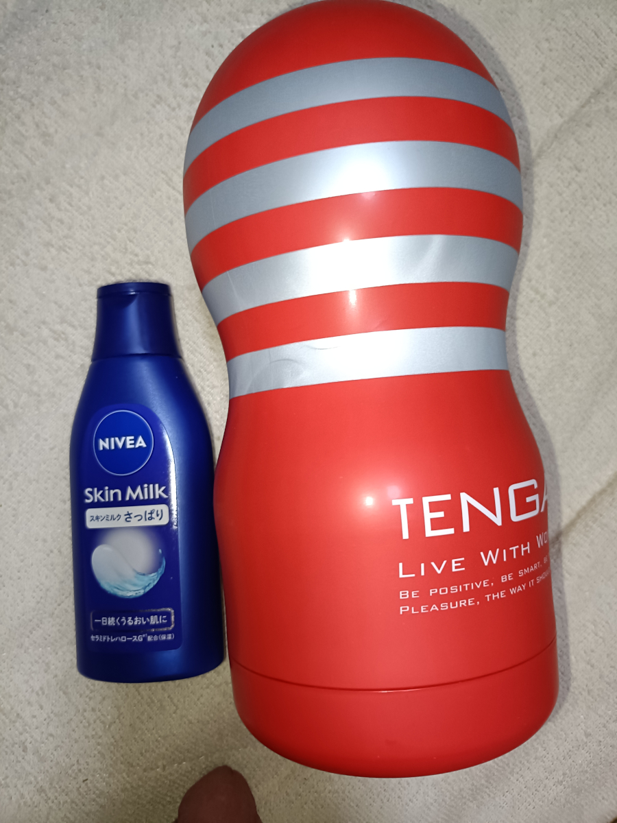 suzuranrefresh's tweet photo. 大きさ比較用に普通のTENGAも買えば良かったのだけど、根本まで挿入すると亀頭が当たって使えないからそれだけのためだけに買うのもね…。　と思いニベアとチン子で大きさ比較。
この大きさだったら根元まで入れてガツガツ掘れるのだろうなぁ……。 https://t.co/Q3wQ9mv5Yi