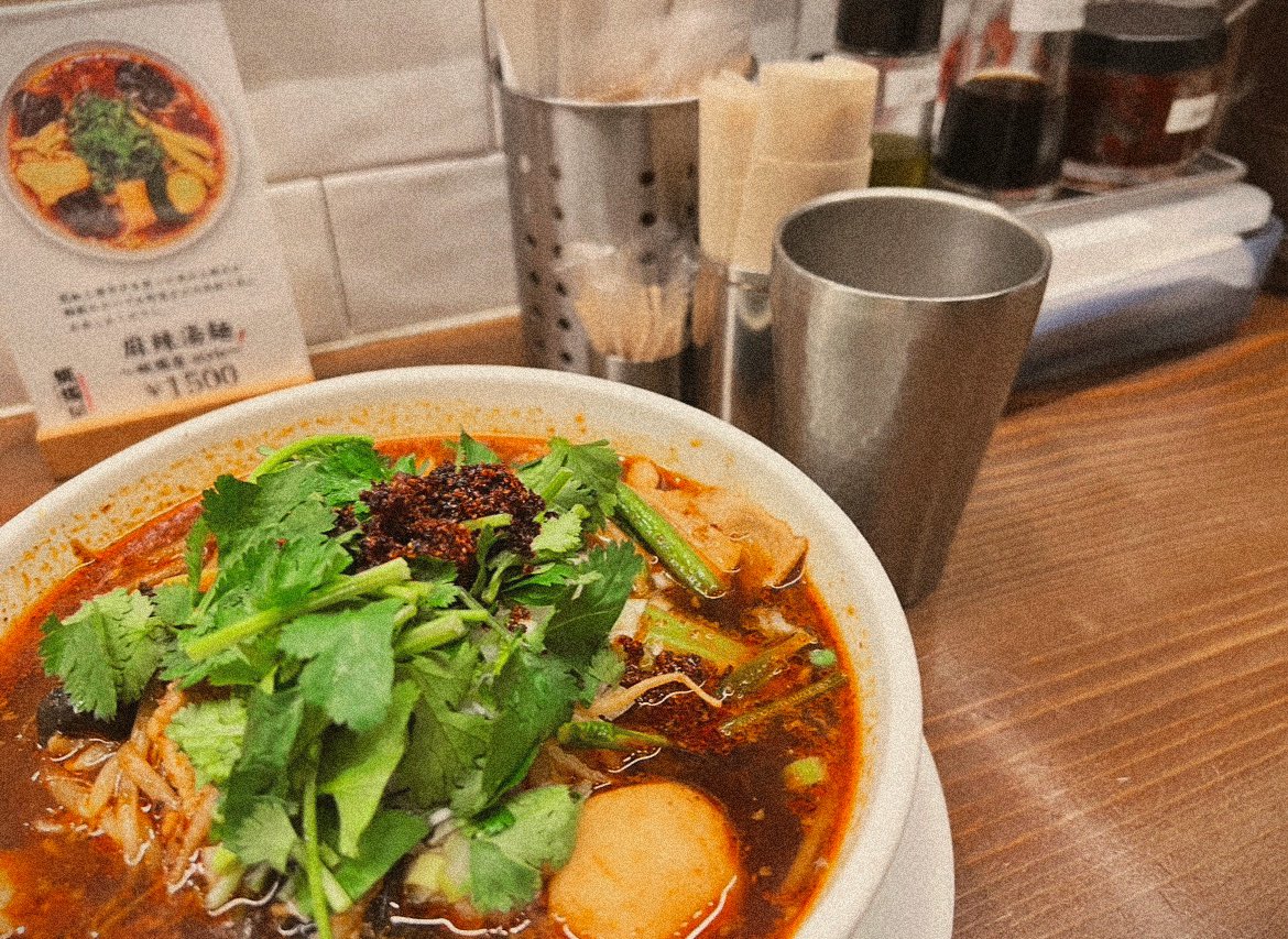 mm_notyet's tweet photo. フォルダ遡ってみたけどやっぱり楊国福は行ったことなかった〜！渋谷のお店いつも引くほど並んでるから入ろうと思わないもんな…………
七宝行った時周りの女子たちは辛さ0とか1で頼んでて、店員さんが私のところ持ってきて辛さ5ですって言ったら女子たちの注目を浴びてオモロかったな https://t.co/jk9XHkQmNc