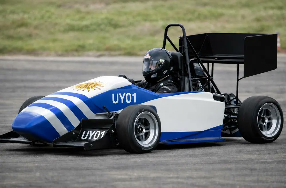 PhdenPeriodismo's tweet photo. 🇺🇾 Uruguay hará historia
La Facultad de Ingeniería de la Udelar desarrolló un vehículo híbrido eléctrico-hidrógeno para competir por primera vez en la principal categoría universitaria de ingeniería del mundo.
La competencia reúne a las grandes universidades de Europa y EEUU⚡️🔋 https://t.co/lpU1UTWMcB