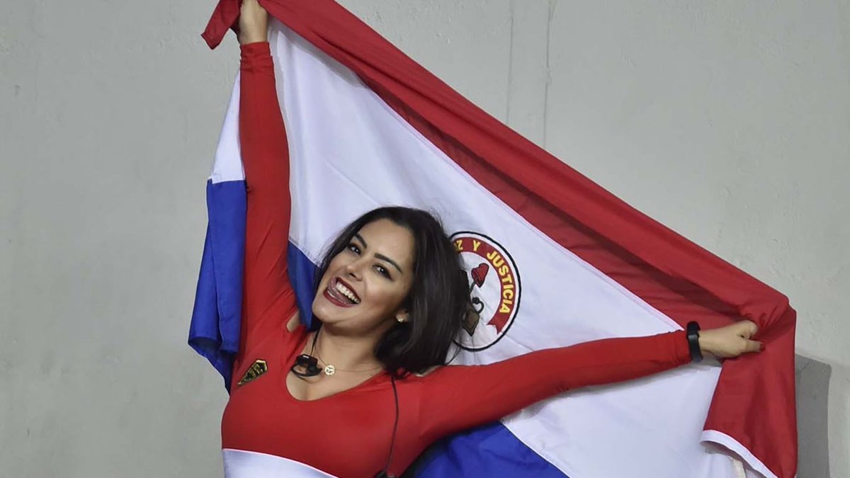 2001OnLine's tweet photo. ⚽️🇵🇾Hace 16 años, la paraguaya Larissa Riquelme se transformó sin pensarlo y sin siquiera estar en Sudáfrica en 'la novia del Mundial' de 2010, un título oficioso que aún conserva a pesar del tiempo y de los intentos de muchos hinchas de buscarle sucesora de cara a la siguiente Copa del Mundo.

Larissa enamoró literalmente a los fanáticos del fútbol en 2010.

Las fotografías en las que luce la camiseta con los colores distintivos de Paraguay y la selección Albirroja literalmente dieron la vuelta al mundo.