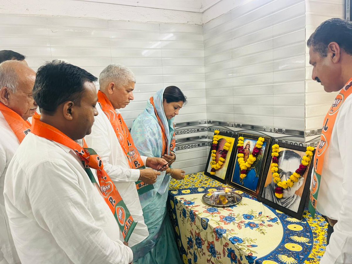 RiteshS84724550's tweet photo. आज भाजपा आबूरोड नगर मंडल की मासिक संगठनात्मक बैठक माननीय जिला अध्यक्ष श्रीमती @Rakshabhanda3Dr जी के सानिध्य में आयोजित की गई बैठक में बूथ सशक्तिकरण, संगठन विस्तार एवं आगामी कार्यक्रमों की रूपरेखा पर चर्चा हुई। कार्यकर्ताओं से बूथ समितियों को मजबूत बनाने तथा सरकार की जनकल्याणकारी योजनाओं को जन-जन तक पहुंचाने का आह्वान किया गया।

इस अवसर पर पूर्व विधायक श्री जगशीराम कोली जी पुर्व जिला अध्यक्ष श्री सुरेश जी कोठारी प्रदेश उपाध्यक्ष एससी मोर्चा श्री सुरेश सिंधल जी वरिष्ठ श्री बाबू भाई पटेल जी नगर पालिका अध्यक्ष श्री मगनदान चरण जी सहित कई कर्मठ एवं समर्पित कार्यकर्ता उपस्थित रहे

#BJPAbuRoad #BoothSashaktikaran

@BhajanlalBjp @ajaeybjp @madanrrathore @BJP4India @BJP4Rajasthan @Sirohikiaawaz