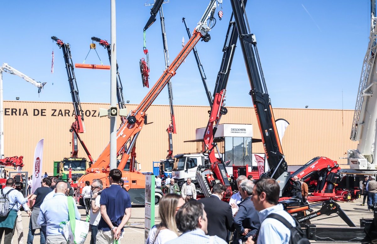 SMOPYC's tweet photo. Aún seguimos reviviendo #SMOPYC2026. 

La zona exterior volvió a ser uno de los grandes atractivos de la feria: maquinaria, negocio y miles de encuentros profesionales.

📸 Descubre algunas de las mejores imágenes.

#SMOPYC #construcción #maquinaria https://t.co/fn2qkCSAbM