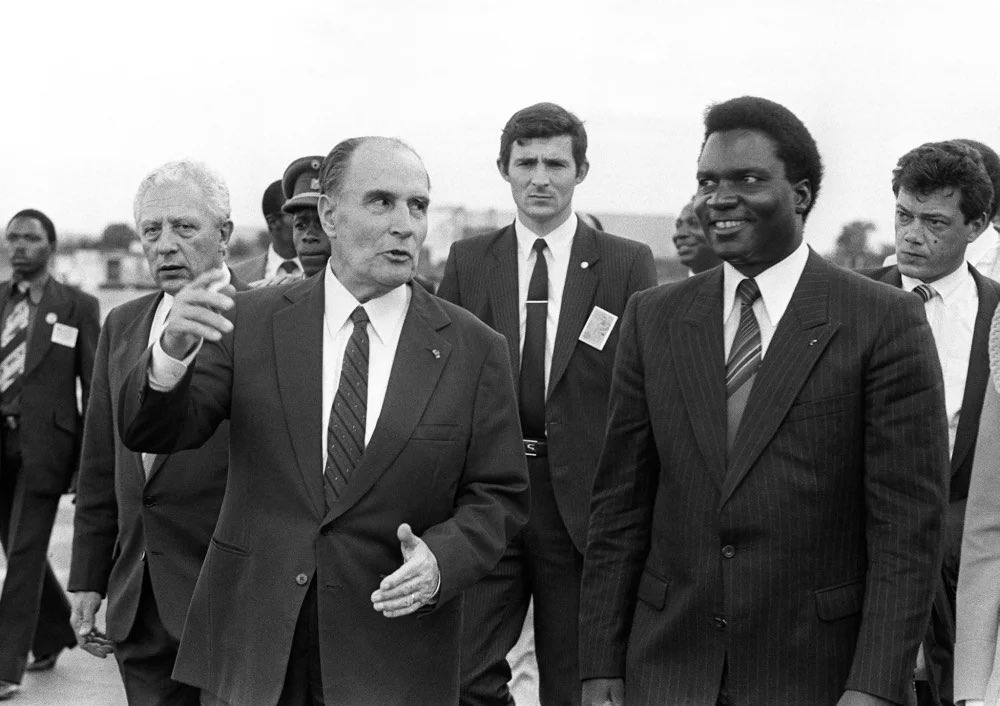 harerimana_tito's tweet photo. Mitterrand yaba yaramenye mbere abishe Habyarimana?

Abarwanya ubuyobozi bw’u Rwanda cyane cyane ababaye mu butegetsi bwa Habyarimana Juvenal no muri Leta yiyise iy’Abatabazi bakwirakwiza ibinyoma ku rupfu rw’uyu wayoboye Repubulika ya Kabiri, babeshya ko yishwe n’Inkotanyi, nyamara François Mitterrand wari Perezida w’u Bufaransa icyo gihe yemeje ko Inkotanyi zari zishimiye amasezerano ya Arusha ku buryo zitari kwica Habyarimana.

Indege yari itwaye Perezida Habyarimana na Cyprien Ntaryamira w’u Burundi yahanuwe mu ijoro ryo ku wa 6 Mata 1994, ubwo bari bakubutse i Arusha muri Tanzania.

Indege ya Habyarimana yahanuwe mu gihe Leta y’u Rwanda yari imaze igihe iri mu mishyikirano n’Ingabo zahoze ari iza RPA ndetse zaramaze no kohereza muri CND abasirikare 600 bari bacungiye umutekano abanyapolitike ba FPR bagombaga kujya muri Guverinoma ihuriweho.

Muri ibyo bihe icyatekerezwaga ni ugushyiraho guverinoma ihuriweho yari gusiga abo muri FPR Inkotanyi binjiye mu butegetsi bw’u Rwanda, haba nshingamategeko na nyubahirizategeko, hakabaho no kuvanga ingabo zari iz’u Rwanda [Ex-FAR] na RPA.

Gusa urupfu rwa Habyarimana rwakurikiwe no gushyira mu bikorwa Jenoside yakorewe Abatutsi mu bice bitandukanye by’igihugu, ihitana abarenga miliyoni mu minsi 100 gusa.

Inama y’Abaminisitiri y’u Bufaransa yateranye ku wa 22 Kamena 1994, yaganiriwemo ikibazo cy’u Rwanda igaragaza ko Mitterrand yumvaga ko Habyarimana ari we muntu rukumbi wageza u Rwanda kuri demokarasi. Ntiyifuzaga ko FPR yitaga iy’Abatutsi yagera ku butegetsi.

Ati “Twahaye ubufasha guverinoma yemewe n’amategeko ariko tukabasaba kuganira n’inyeshyamba. Twagerageje guharanira ko habaho ubwumvikane hagati y’Abahutu n’Abatutsi binyuze mu biganiro bya Arusha. Amasezerano yagezweho yasaga n’ashimishije Abatutsi basaga n’abamaze kugera mu butegetsi, ariko ibikorwa byo kwica Perezida [Habyarimana] bishobora kuba byarakozwe n’intagondwa z’Abahutu.”

Raporo y’ibanga y’Ikigo cy’Ubutasi cya Leta Zunze Ubumwe za Amerika (CIA), ivuga ko indege ya Habyarimana yahanuwe n’abasirikare b’intagorwa z’Abahutu bari biganjemo abarindaga umukuru w’igihugu, ikanagaragaza ko bari bafite imbunda 35 zihanura indege hamwe na missile 15 zakorewe mu Bufaransa na zo zashoboraga kwifashishwa muri iyo ‘opération.’

Mu gitabo “Stepp’d in Blood: Akazu and The Architects of the Rwandan Genocide Against The Tutsi”, cy’umwanditsi akaba n’umunyamakuru w’inkuru zicukumbuye, Andrew Wallis, agaragazamo ko Habyarimana yishwe n’abari bafite ubwoba ko azabafata ku nda akabavana muri guverinoma kuko yari yabiteguje ari muri Tanzania.

Ku wa Mbere wa Pasika, ni ukuvuga ku wa 4 Mata 1994, Perezida Habyarimana yahamagaye Enoch Ruhigira wari ukuriye ‘Cabinet’, amubwira ko agomba gutegura umuhango wo kurahiza abantu bashya bazaba bagize guverinoma kandi ko bagomba kuzaba ari abantu b’ingeri zitandukanye aho kuba abagize Akazu gusa.

Iyi nkuru ntiyakiriwe neza n’abari basanzwe bagize Akazu ku buryo Wallis agaragaza ko bahise batumiza inama y’igitaraganya ndetse na Bagosora wari i Gisenyi akavayo atarwiyambitse, aho we na baramu ba Habyarimana n’abandi bari bakomeye mu gisirikare; muri iyo nama nta kindi cyigwagaho uretse uburyo bwo guhanura indege ya Habyarimana mu gihe izaba ivuye muri Tanzania.

Mitterand we yavuze ko ingabo z’u Bufaransa zari mu Rwanda zitagombaga kwishyira mu byago, ahubwo zagombaga gutabara ubuzima bw’abantu gusa.

Nyamara ingabo z’u Bufaransa zari mu Rwanda muri icyo gihe zajyaga ku rugamba mu bice bitandukanye by’igihugu zifatanya na Ex- FAR kurwana no gutanga amabwiriza ku rugamba.

Opération Turquoise yari igizwe n’ingabo z’u Bufaransa zibarirwa mu 2500, zashyizwe mu gice cy’Amajyepfo y’u Burengerazuba, zagize uruhare mu guha inzira abasirikare n’Interahamwe basize bakoze Jenoside bahungira muri Zaire [RDC y’ubu] kandi babarekera intwaro bari bafite.

Imvano: IGIHE