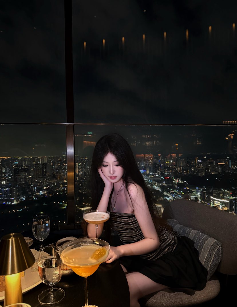 hotislut's tweet photo. 坐标：Skai Bar
随手一拍就是忧郁的氛围感🫧 #新加坡 https://t.co/mZkKHnxkvg
