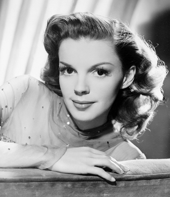 ciakdautore's tweet photo. Judy Garland, nata il #10giugno 1922.
Attrice, cantante e ballerina, nel 1940, dopo l'exploit de "Il mago di Oz", ricevette l'Oscar giovanile.
Fu poi candidata due volte come interprete: protagonista per "È nata una stella" (1954), non protagonista per "Vincitori e vinti" (1961). https://t.co/S1WudIx1bC