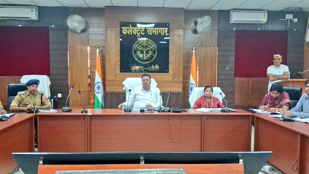 DmAmethi's tweet photo. आज दि0 4.6.2026 को कलेक्ट्रेट सभागार में उ0प्र0 पुलिस आरक्षी भर्ती-2025 की लिखित परीक्षा (08, 09 एवं 10 जून) को निष्पक्ष, पारदर्शी एवं नकलविहीन ढंग से संपन्न कराने हेतु अधिकारियों, केंद्र व्यवस्थापकों, सेक्टर एवं स्टेटिक मजिस्ट्रेटों के साथ समीक्षा की एवं आवश्यक दिशा-निर्देश दिए। https://t.co/MY6JlbU8ev