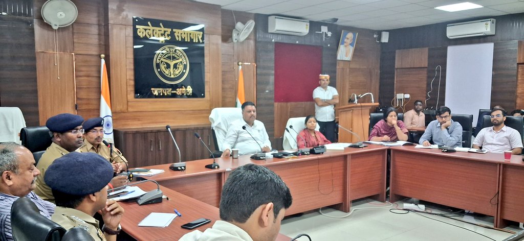 DmAmethi's tweet photo. आज दि0 4.6.2026 को कलेक्ट्रेट सभागार में उ0प्र0 पुलिस आरक्षी भर्ती-2025 की लिखित परीक्षा (08, 09 एवं 10 जून) को निष्पक्ष, पारदर्शी एवं नकलविहीन ढंग से संपन्न कराने हेतु अधिकारियों, केंद्र व्यवस्थापकों, सेक्टर एवं स्टेटिक मजिस्ट्रेटों के साथ समीक्षा की एवं आवश्यक दिशा-निर्देश दिए। https://t.co/MY6JlbU8ev