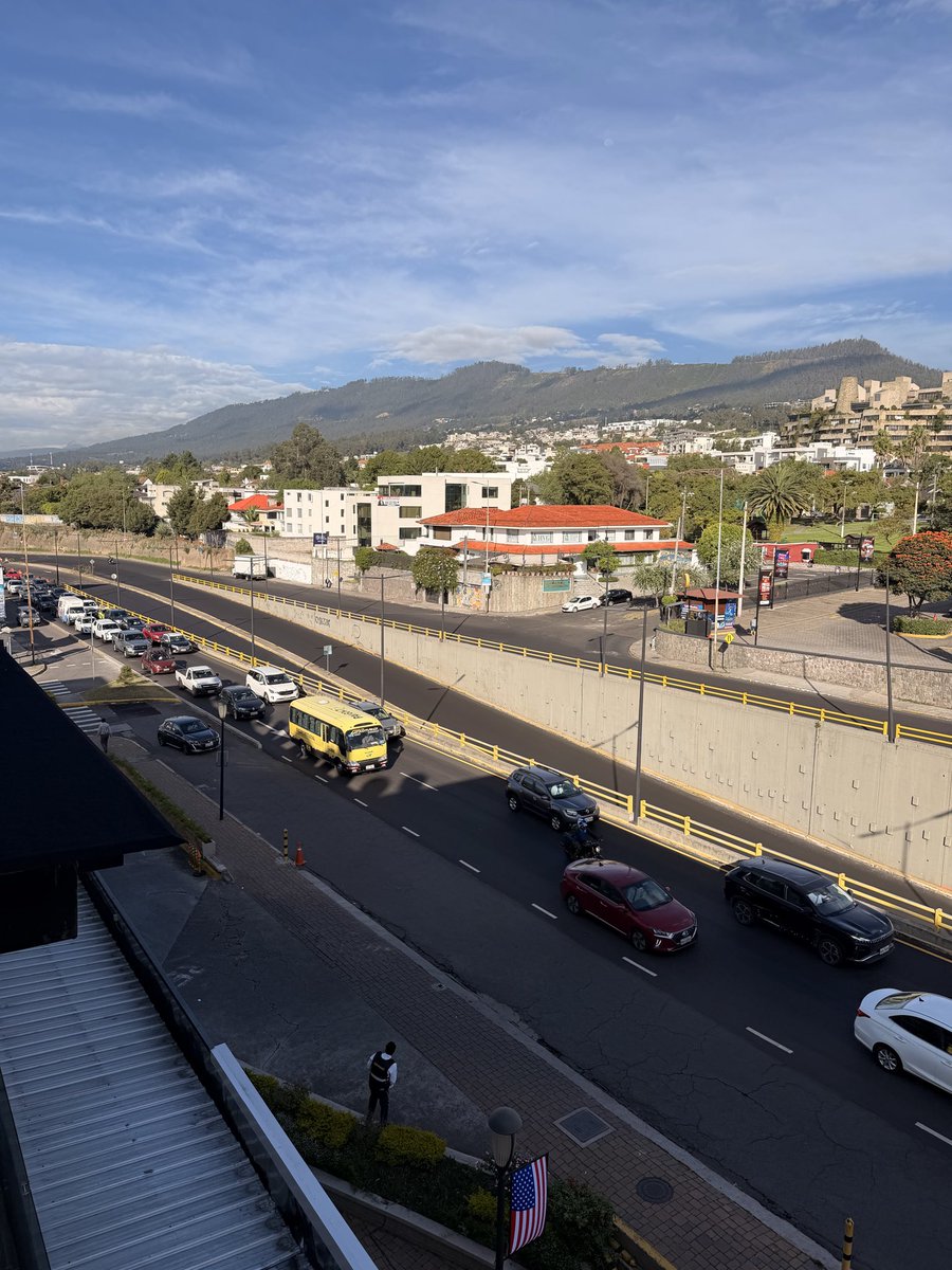 aledavalosNutri's tweet photo. No es justo que estando listo el carril valles - Quito del desnivel del PSF en Cumbayá no lo habilite. Hoy hubo hasta una emergencia y los @BomberosQuito no podían pasar a las 8:05 am por el tráfico @ObrasQuito @MunicipioQuito https://t.co/k27IWBwWj7